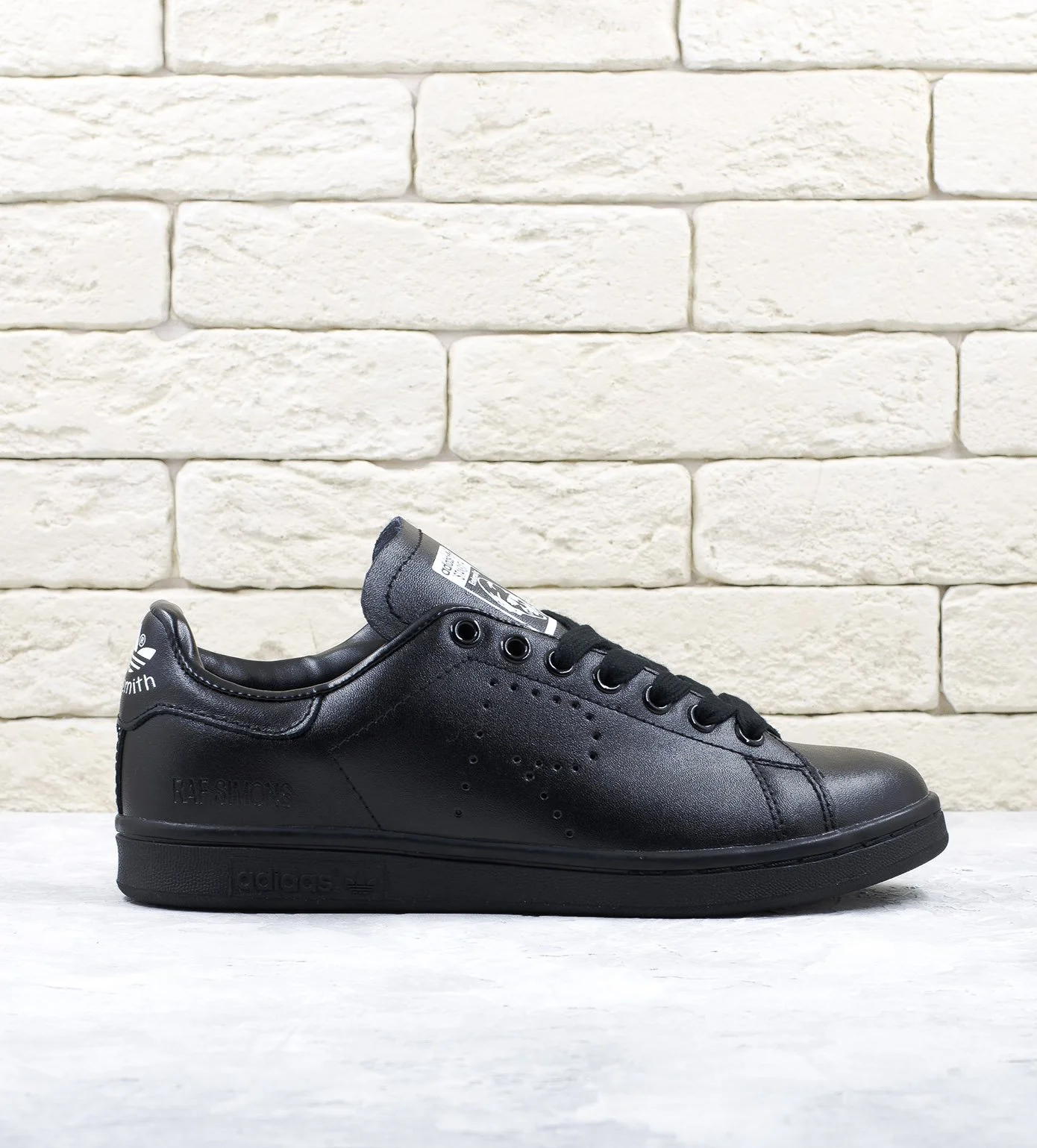 Raf stan smith black top