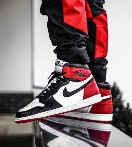 Nike Air Jordan Retro 1 Black Toe 